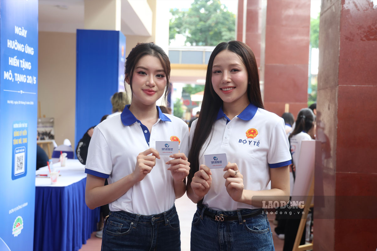 Hoa hậu thế giới Việt Nam 2025 Phan Phương Oanh và Á hậu 2 Hoa hậu Hòa Bình Việt Nam 2025 Lê Thị Thu Trà cùng tham gia đăng kí hiến tặng mô, tạng. Ảnh: Việt Anh