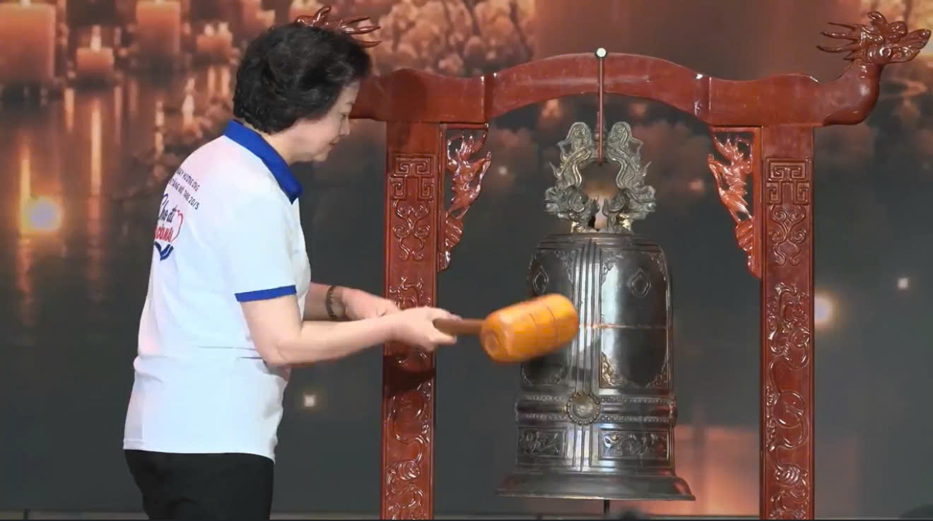 Bí thư Trung ương Đảng, Phó Thủ tướng Chính phủ Phạm Thị Thanh Trà thực hiện nghi thức thỉnh chuông tri ân những người hiến mô, tạng sau chết não. Ảnh: Việt Anh