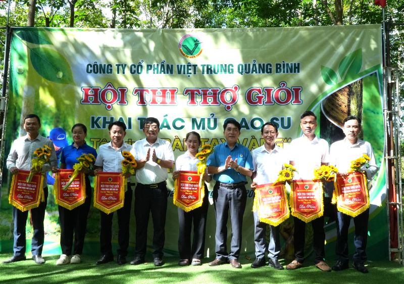 Lãnh đạo Công ty và lãnh đạo LĐLĐ tỉnh tặng cờ lưu niệm cho các đơn vị tham gia hội thi. Ảnh: Thanh Sang