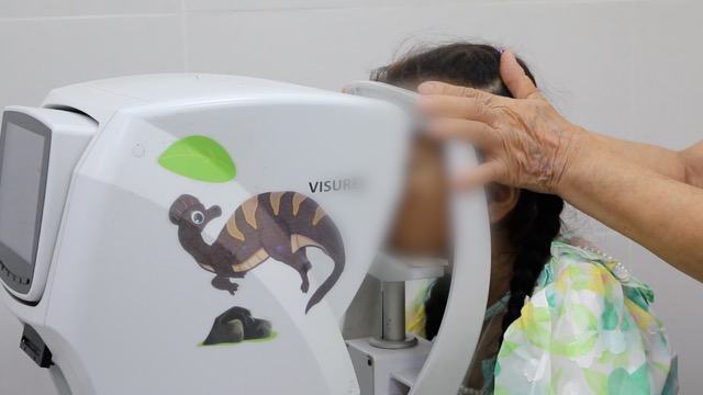 ホーチミン市眼科病院の医師は、斜視の子供は長期的な治療と再診が必要であると勧告しています。写真:グエン・リー