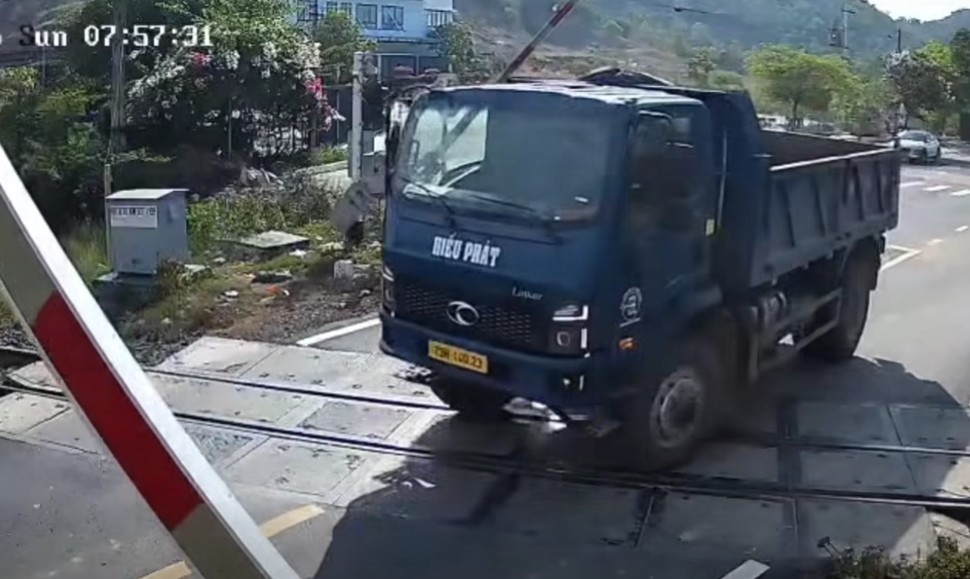 Many people have been and are betting their lives and the lives of their loved ones by crossing railway crossings. Photo: Traffic Police Department