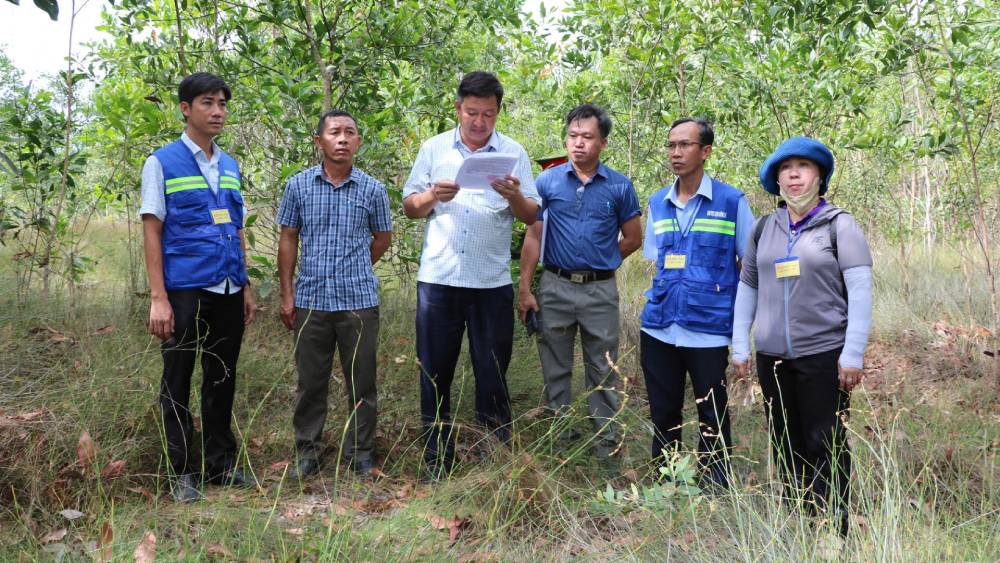 Lực lượng chức năng đọc các quyết định cưỡng chế, thu hồi đất. Ảnh: Tiến Dũng