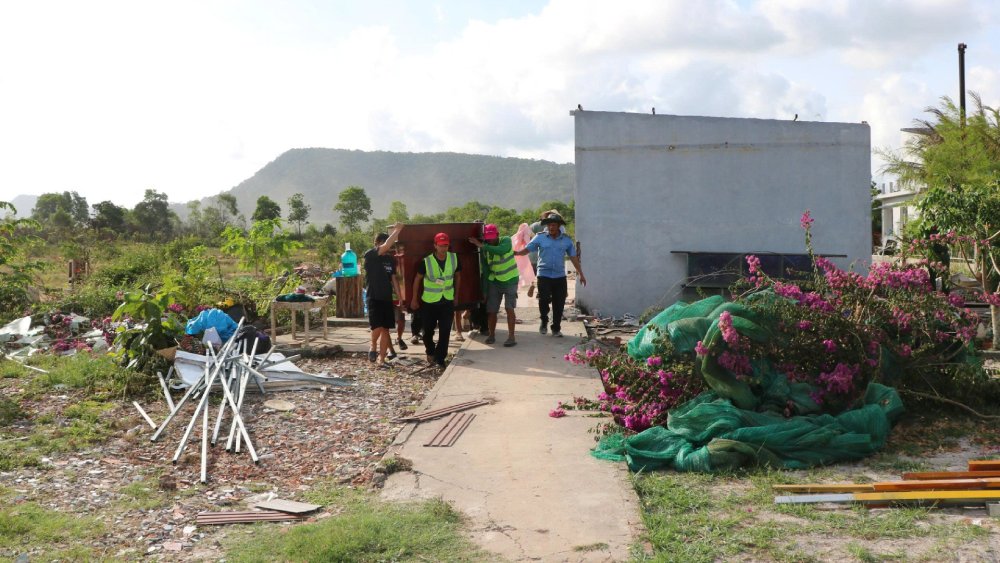Functional forces carry out coercion of administrative violations in the field of land in Phu Quoc special zone. Photo: Tien Dung