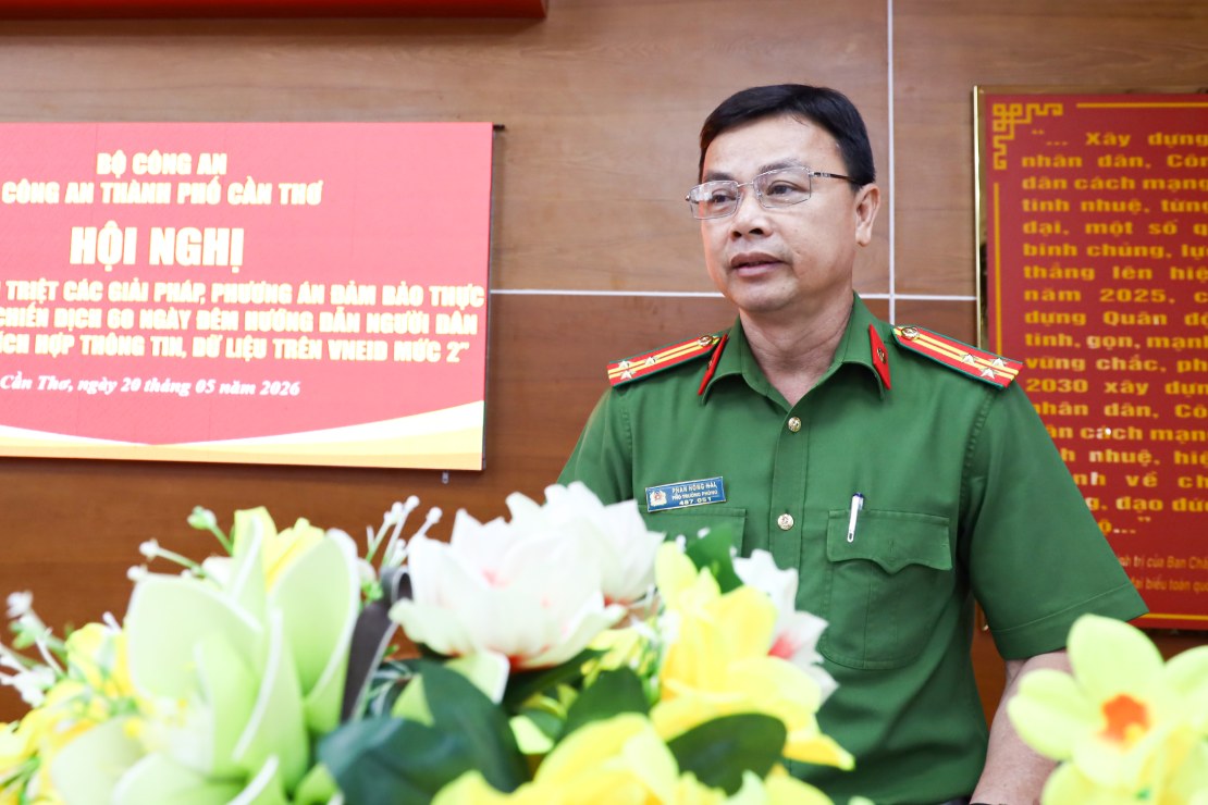 Thượng tá Phan Hồng Hai - Phó Trưởng phòng Cảnh sát QLHC về TTXH báo cáo tại Hội nghị. Ảnh: Công an Cần Thơ