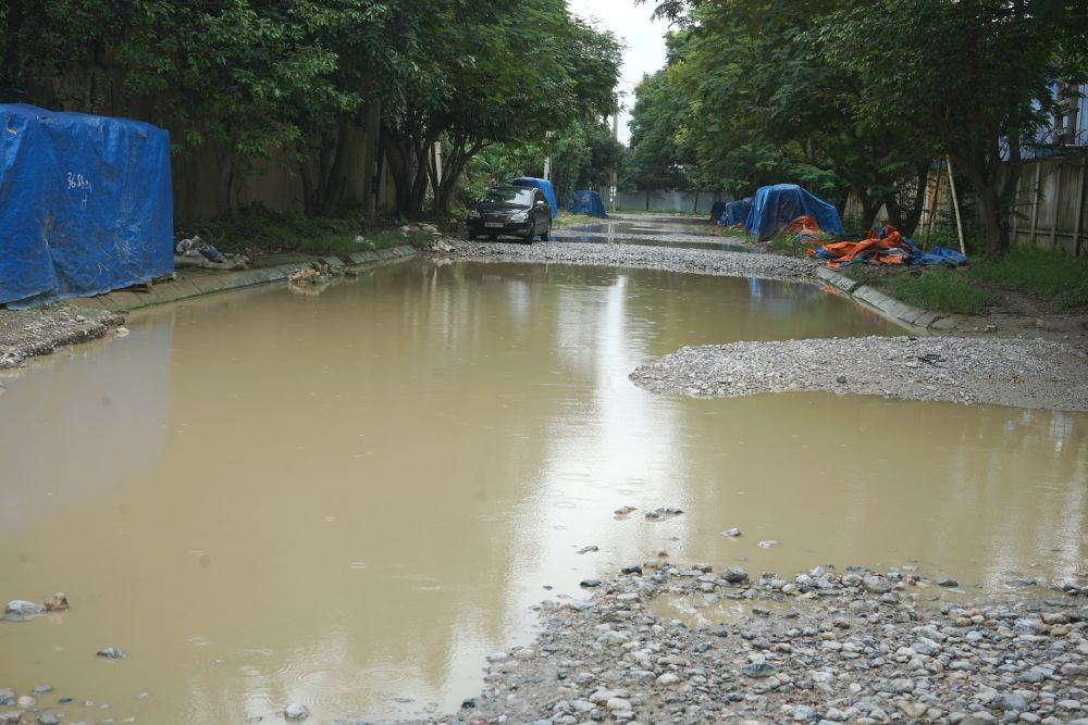 Cảnh tuyến đường trong Khu công nghiệp Lễ Môn (ở phường Quảng Phú, tỉnh Thanh Hóa) “biến thành” ao nước. Ảnh: Quách Du