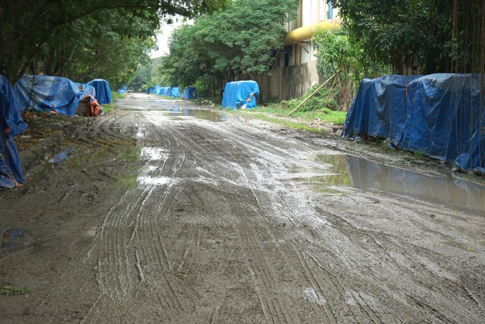Các tuyến đường trở nên vô cùng trơn trượt mỗi khi mưa xuống. Ảnh: Quách Du