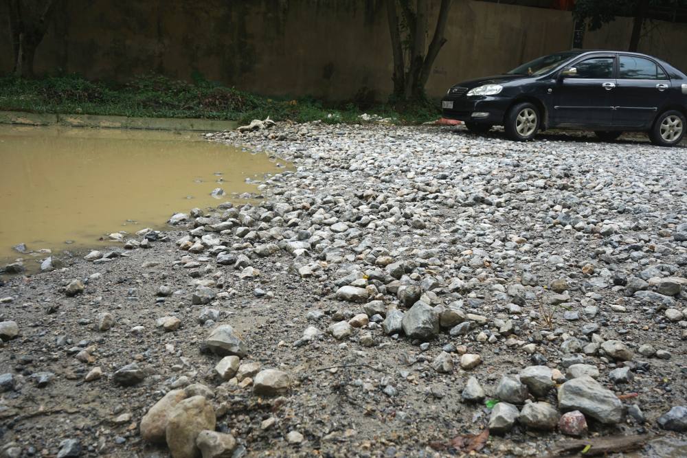 Đáng chú ý, có những tuyến đường trong khu công nghiệp bị hư hỏng gần như hoàn toàn, tạo nên những vũng nước sâu khiến phương tiện khó di chuyển. Ảnh: Quách Du