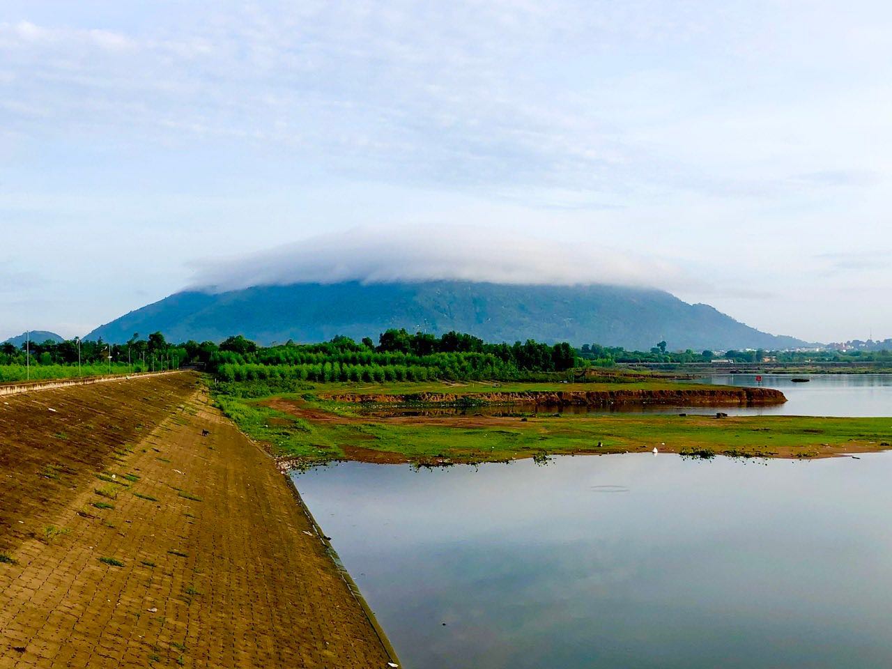 Cloud plate on Chua Chan mountain morning of May 20. Photo: Hai Dinh