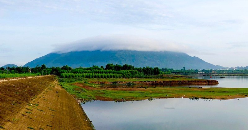 Mây "chụp" đỉnh núi Chứa Chan ở Đồng Nai