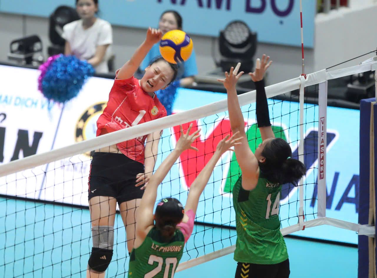 The Jiangsu squad has a huge height and often plays above the opponent's block. Photo: Duy Nam