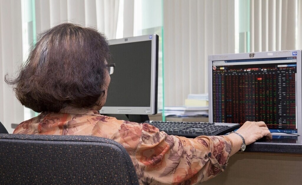 The stock market is under profit-taking pressure after a long period of increase. Photo: Bao Chuong