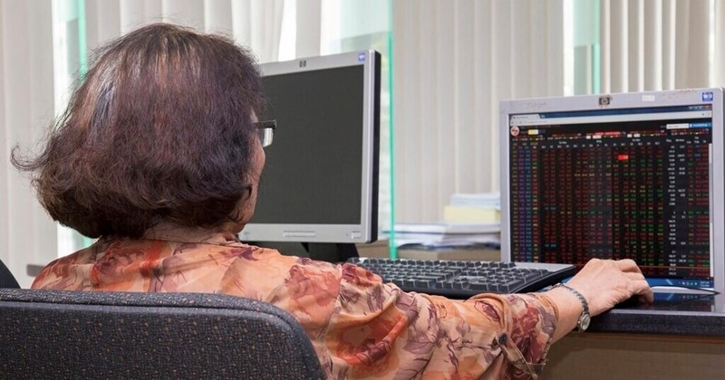 Áp lực bán tăng, chứng khoán mất mốc 1.900 điểm