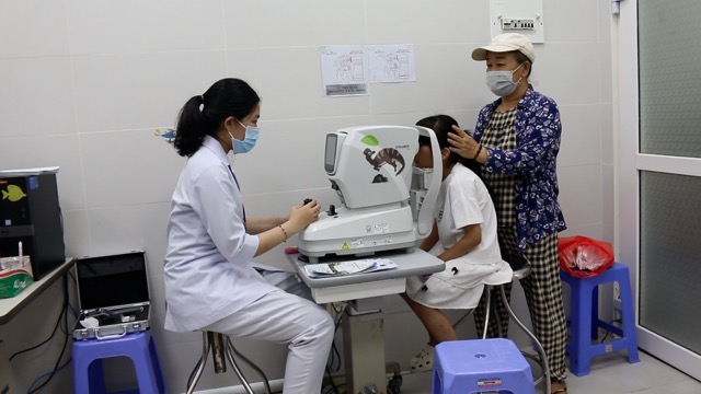 Children who wink, squint, or look awkward need early intervention. Photo: Nguyen Ly