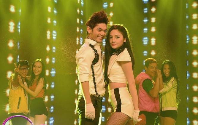 Sơn Ngọc Minh và Miu Lê cùng biểu diễn ca khúc “Chạm vào hơi thở“. Ảnh cắt từ video