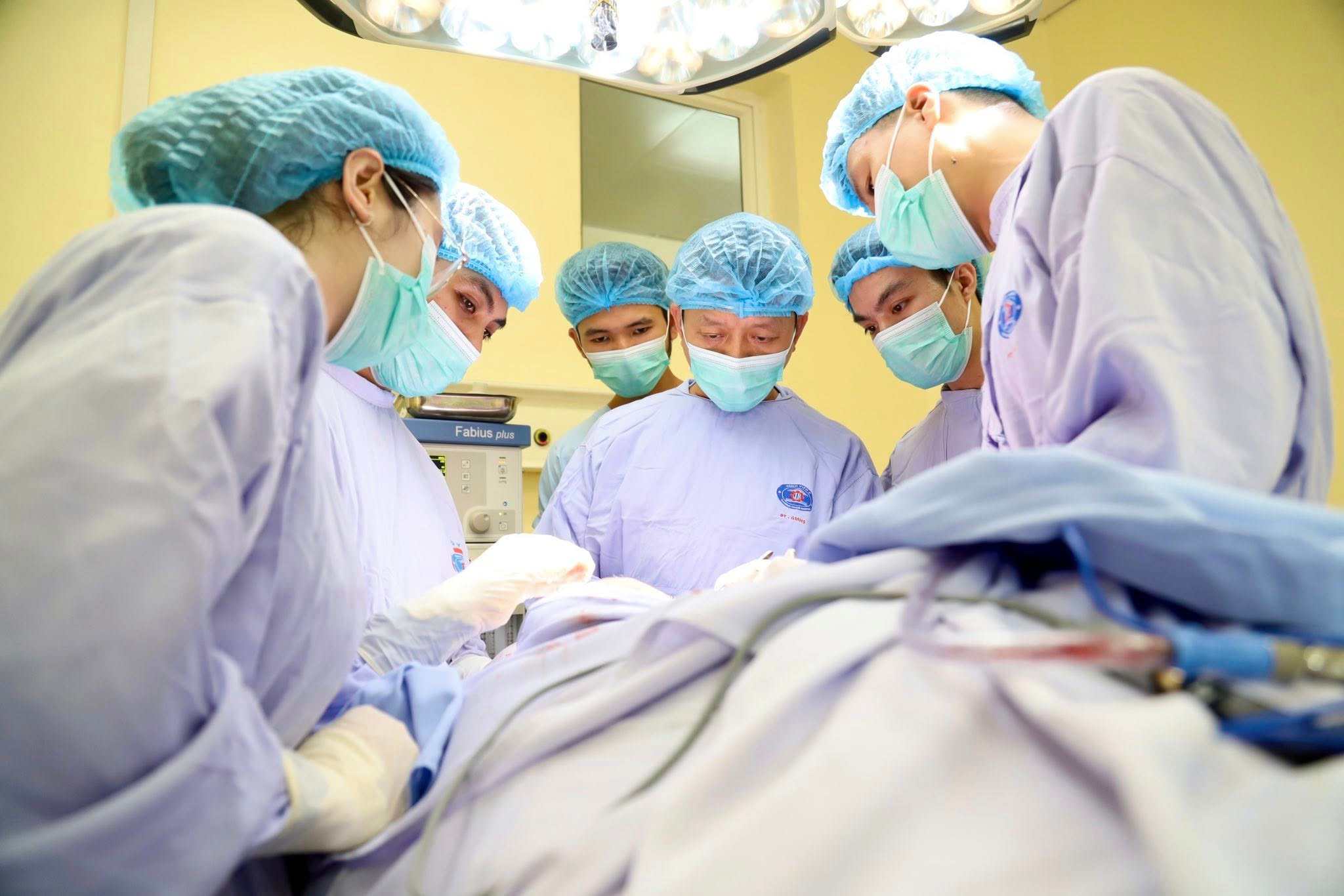 Doctors of the Head and Neck Surgery Department perform surgery, and at the same time call for support for cancer patients. Photo: Tran Ha