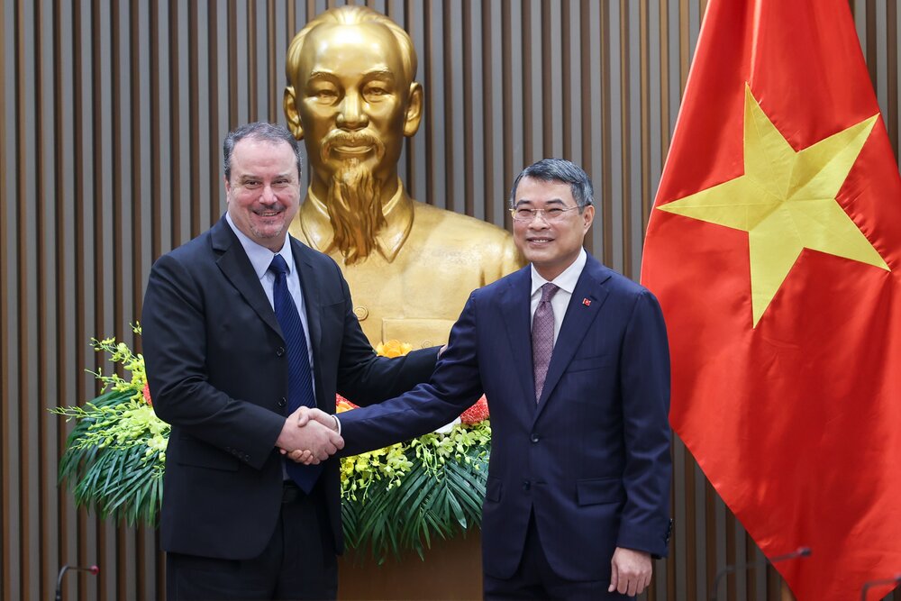 Le membre du Bureau politique et Premier ministre Le Minh Hung reçoit l'ambassadeur Rick Switzer, représentant adjoint du commerce américain. Photo: VGP