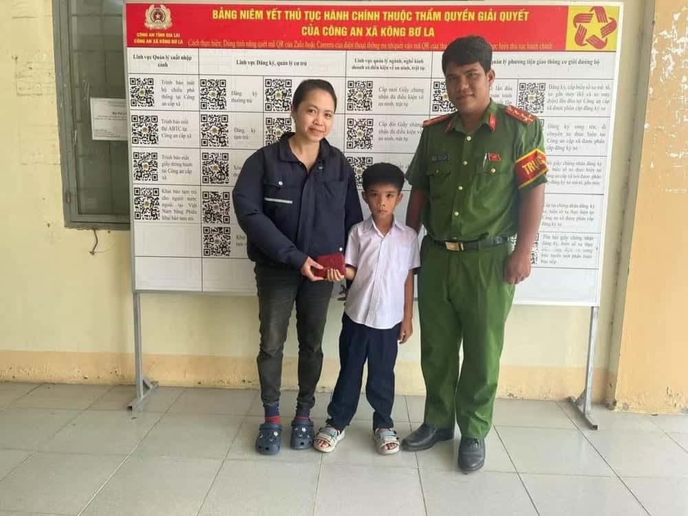 Khang (in the middle) and the Commune Police return lost property to people. Photo: DVCC