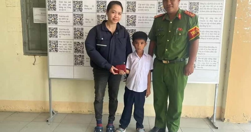 Học sinh lớp 2 nhặt ví, trình báo công an
