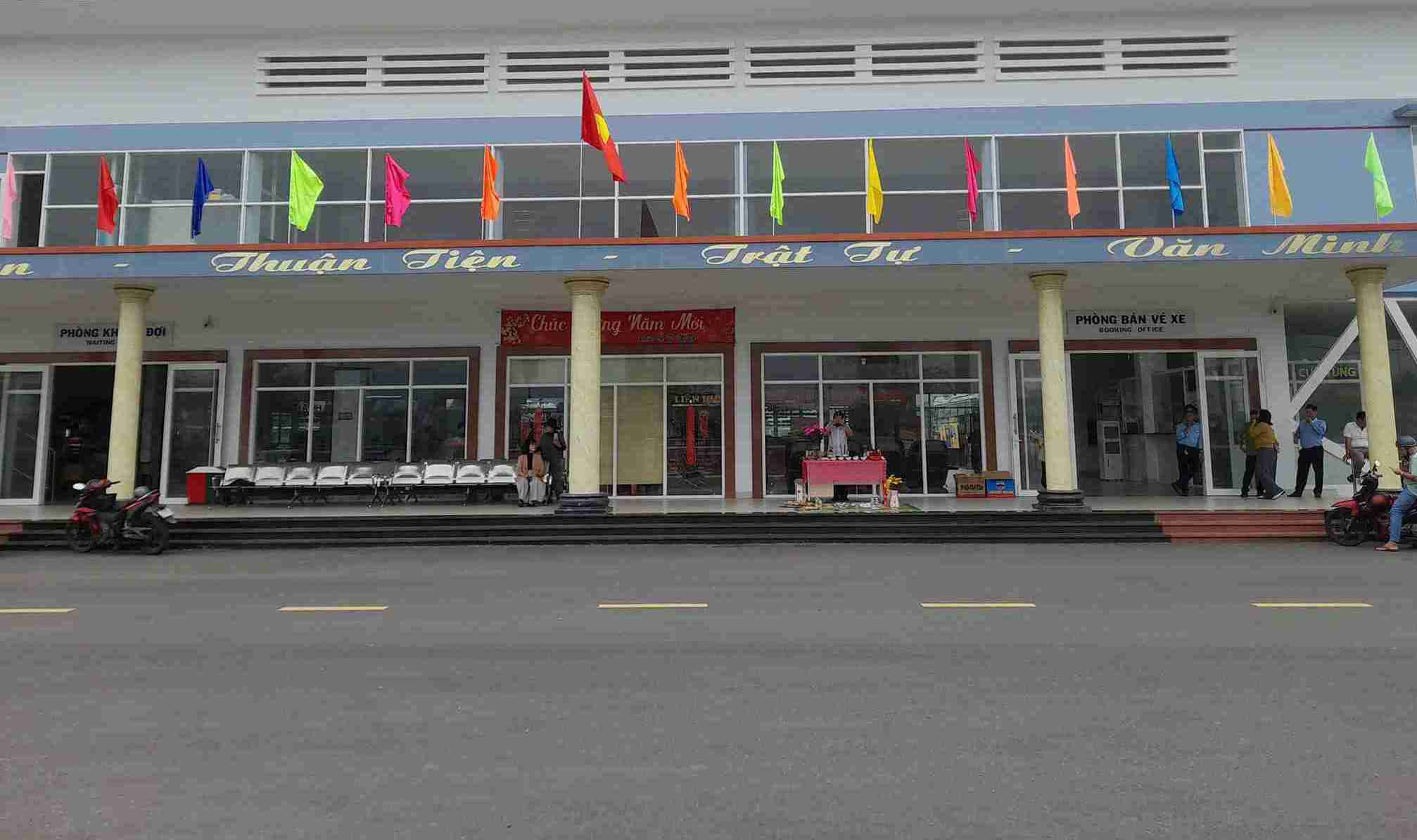 Công dân phản ánh nhân viên bến xe Nam Nha Trang xuất vé viết tay, không đóng dấu. Ảnh: Diên An