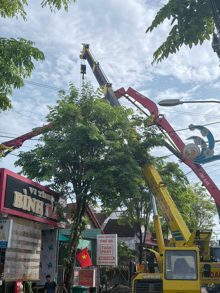 Chiếc xe bơm bê tông đậu trên đường Biên Cương để sửa nhà dân. Ảnh: Người dân cung cấp