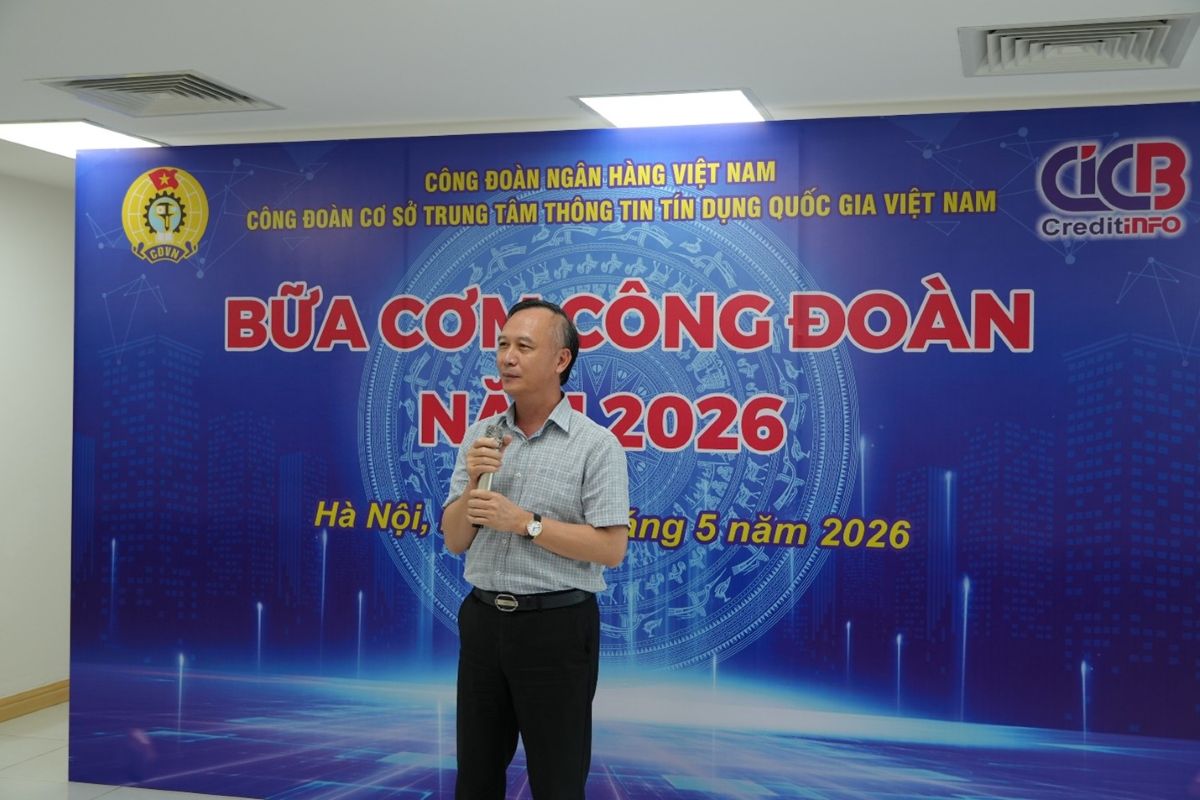 Ông Cao Văn Bình-  Bí thư Đảng ủy, Chủ tịch HĐQL kiêm Tổng Giám đốc CIC chia sẻ với đoàn viên, người lao động tại Chương trình. Ảnh: CIC