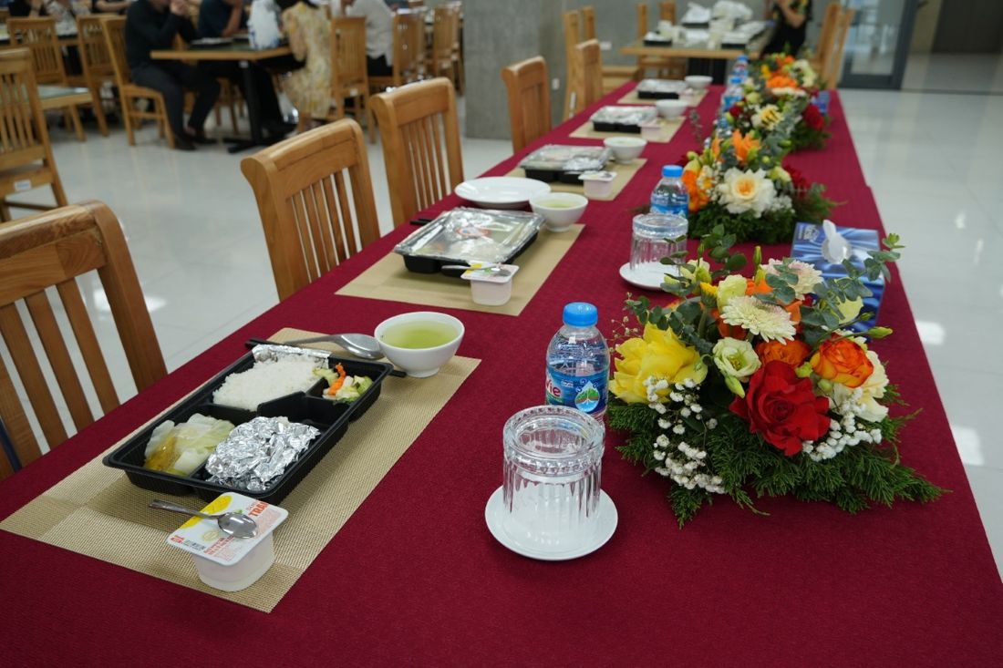 Từng suất ăn được chuẩn bị tỉ mỉ, chu đáo. Ảnh: CIC