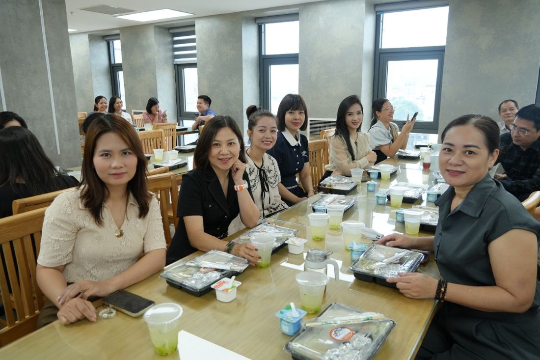 Không khí vui tươi, ấm áp tại “Bữa cơm công đoàn”. Ảnh: CIC