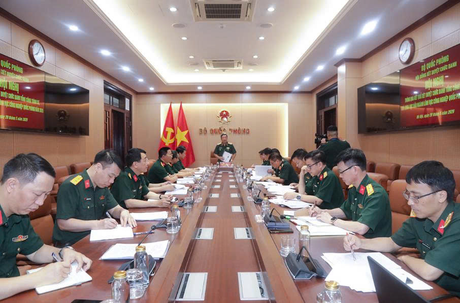 국방부 직위 심사 위원회는 2026년 국방 산업 분야의 주요 엔지니어, 과학자 직위 심사 결과를 승인하는 회의를 개최했습니다. 사진: 국방부