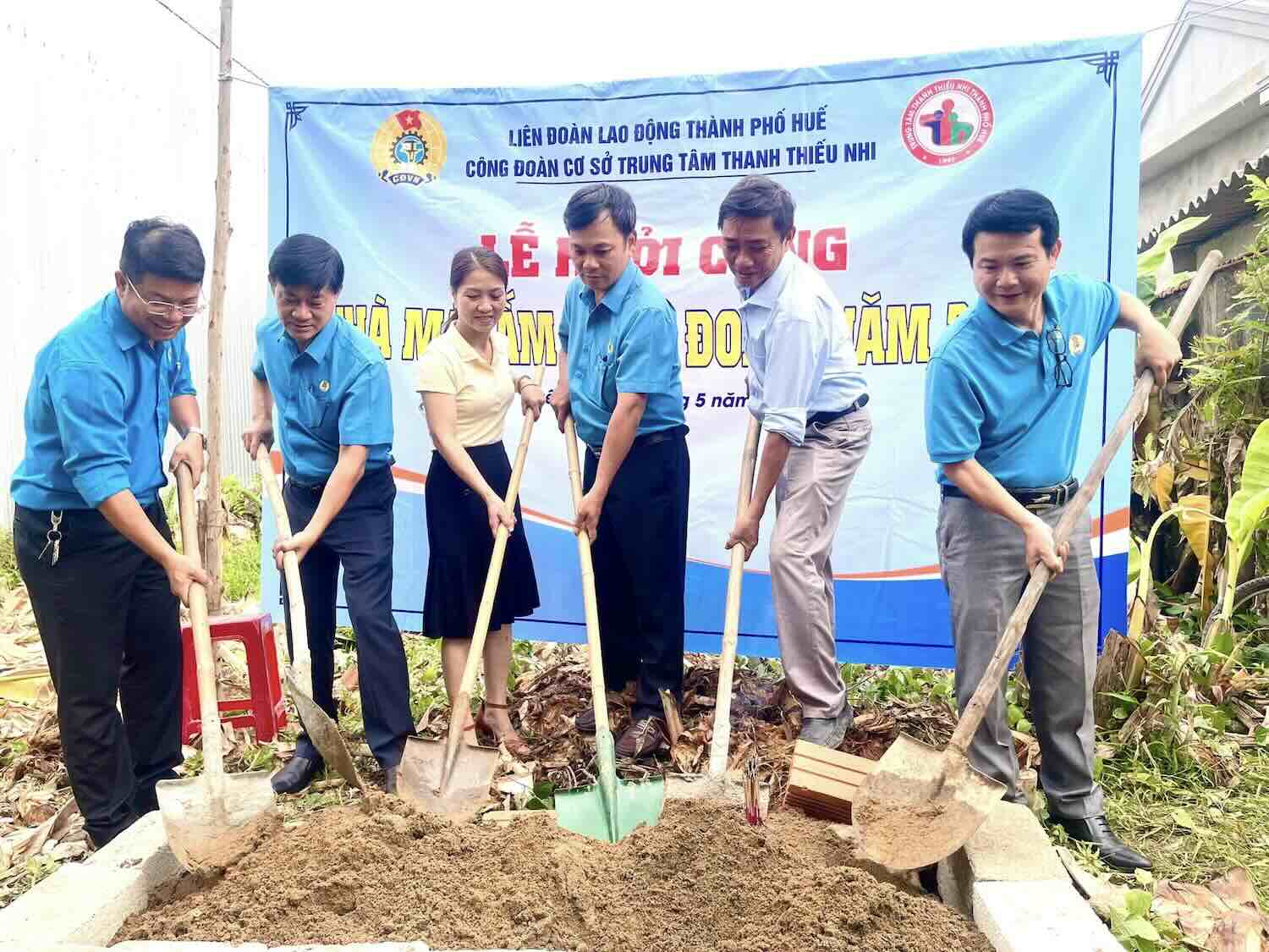 Leaders of Hue City Labor Federation start construction of "Trade Union Shelter" houses for union members in difficult circumstances. Photo: Nha Phuong.
