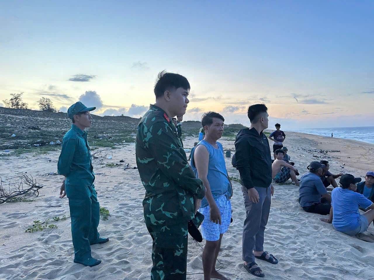 Functional forces and people are making efforts to search for drowning victims. Photo: Duc Minh