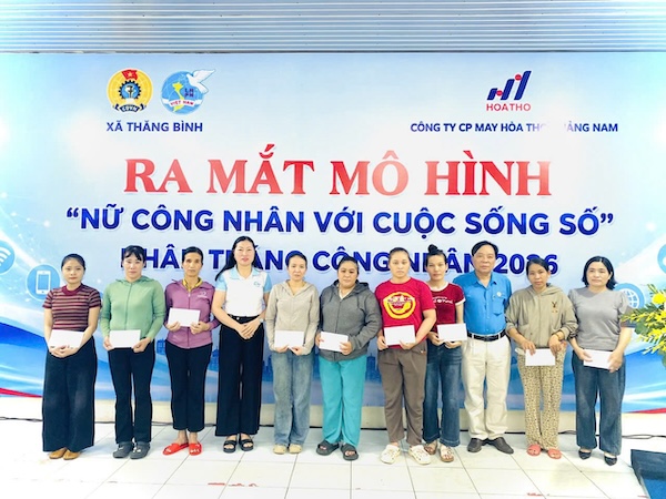 Công đoàn xã Thăng Bình đã tổ chức trao tặng hàng chục suất quà nghĩa tình. Ảnh: Thái Sơn