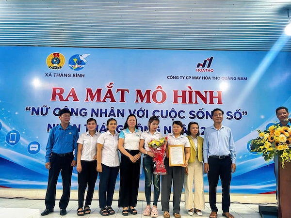 Thang Binh Commune Trade Union, Da Nang City launches a model to support female workers in applying technology and preventing online fraud. Photo: Thai Son
