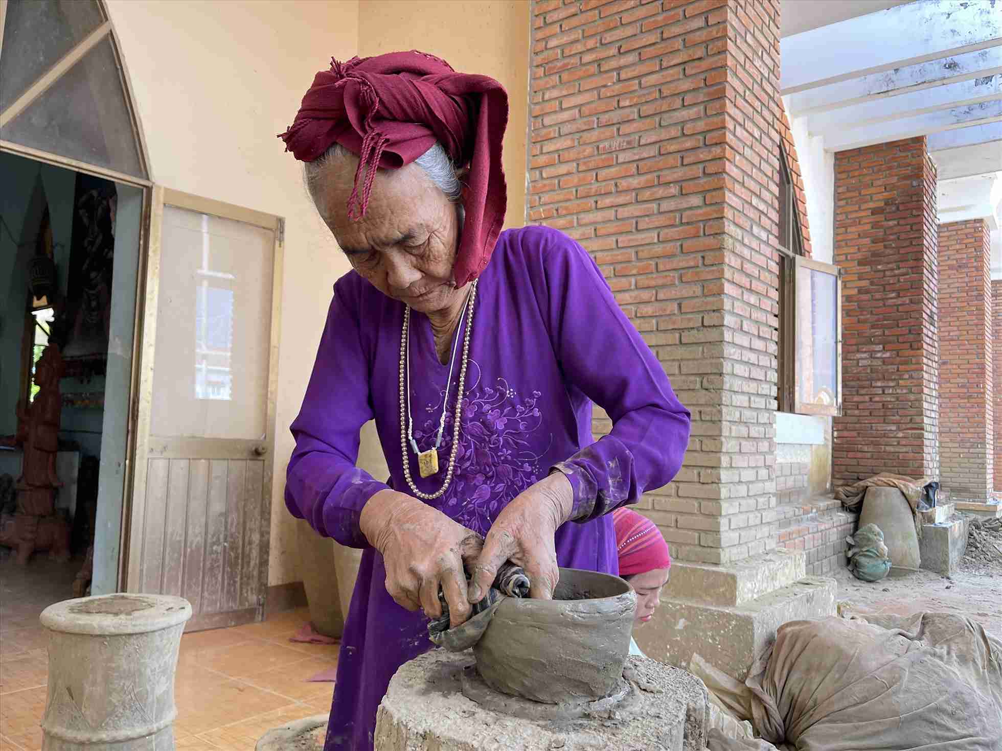 In the coming time, the locality will continue to promote tourism and preserve the pottery art of the Cham people. Photo: Huu Long
