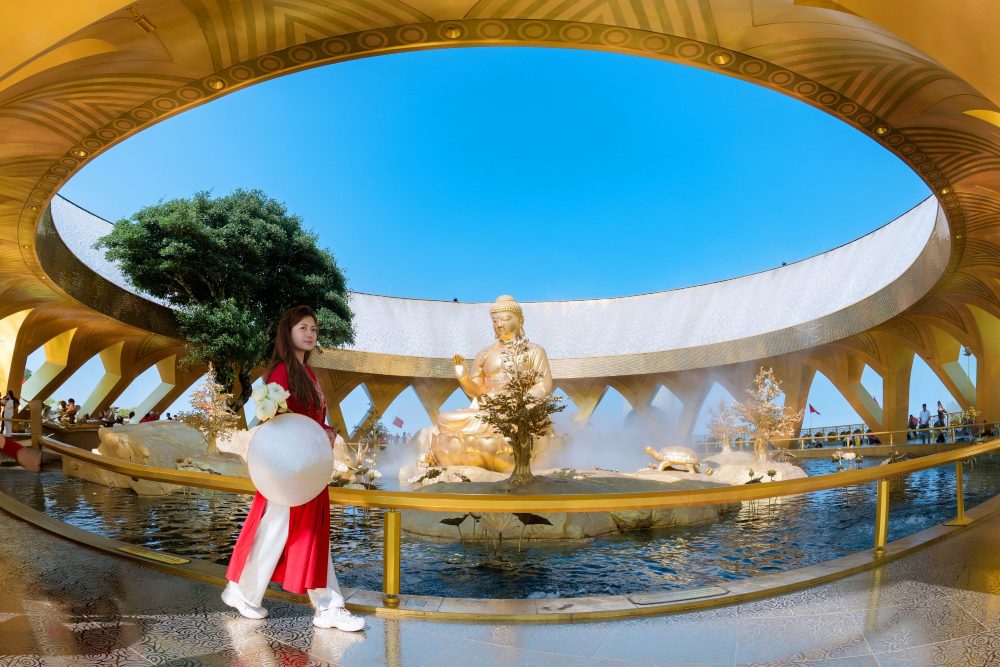 Du khách chiêm bái tôn tượng Đức Phật Câu Na Hàm cầu tài lộc và bình an. Ảnh: Sun World Ba Den Mountain   