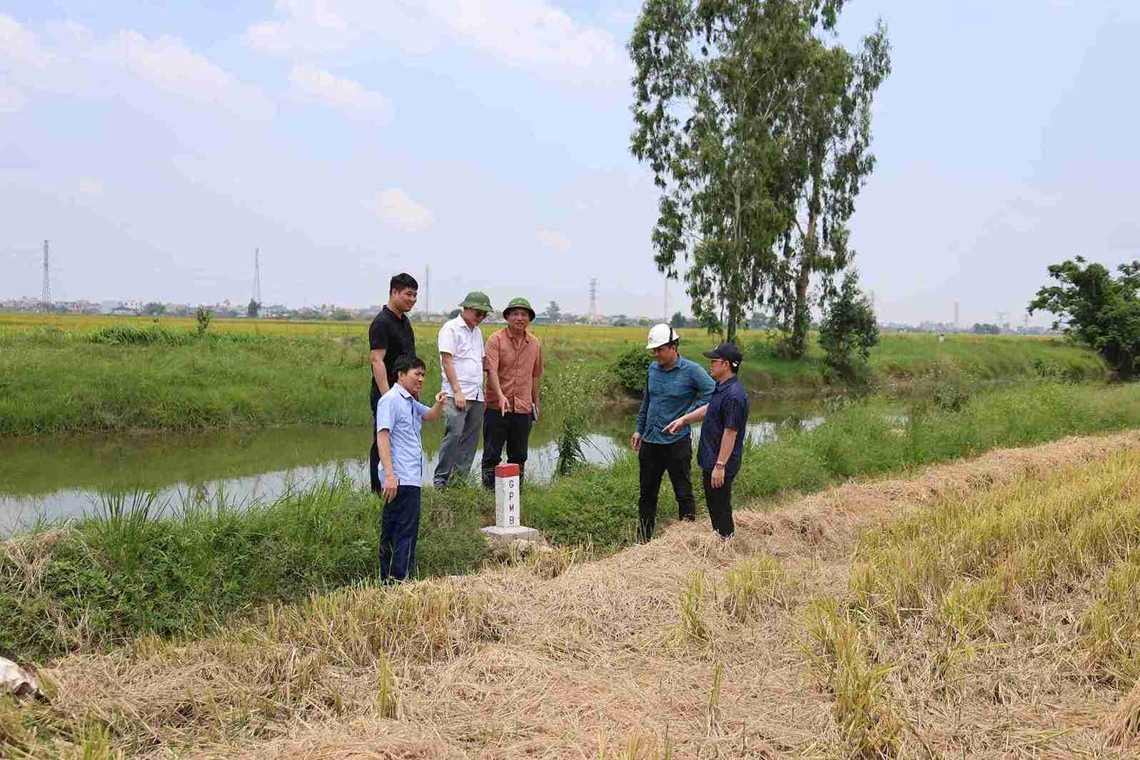 Đại diện các đơn vị thực hiện bàn giao mốc cọc giải phóng mặt bằng Dự án đường sắt Lào Cai - Hà Nội - Hải Phòng tại xã Gia Phúc.