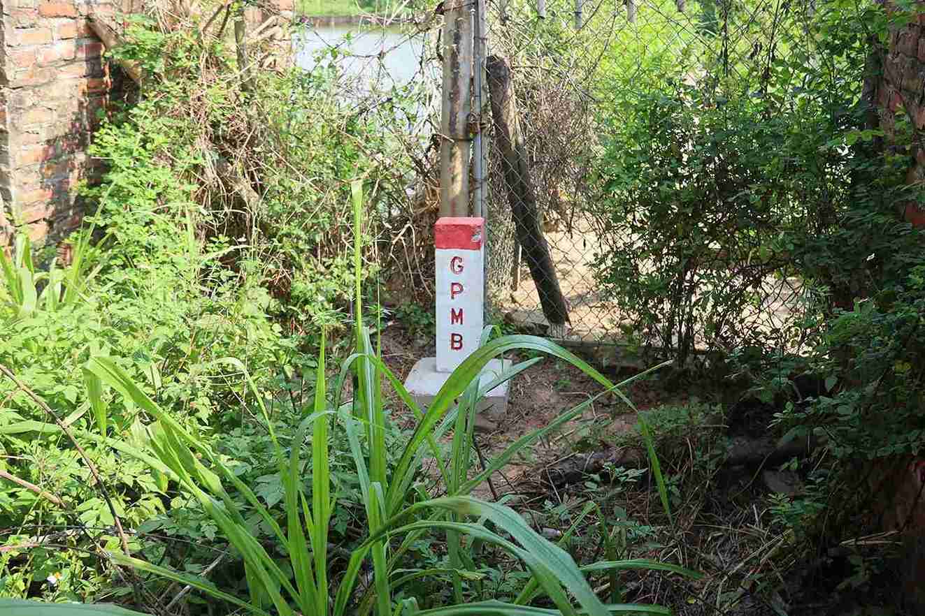 Land clearance markers for the Lao Cai - Hanoi - Hai Phong railway line are handed over in Gia Phuc commune. Photo: Gia Phuc commune