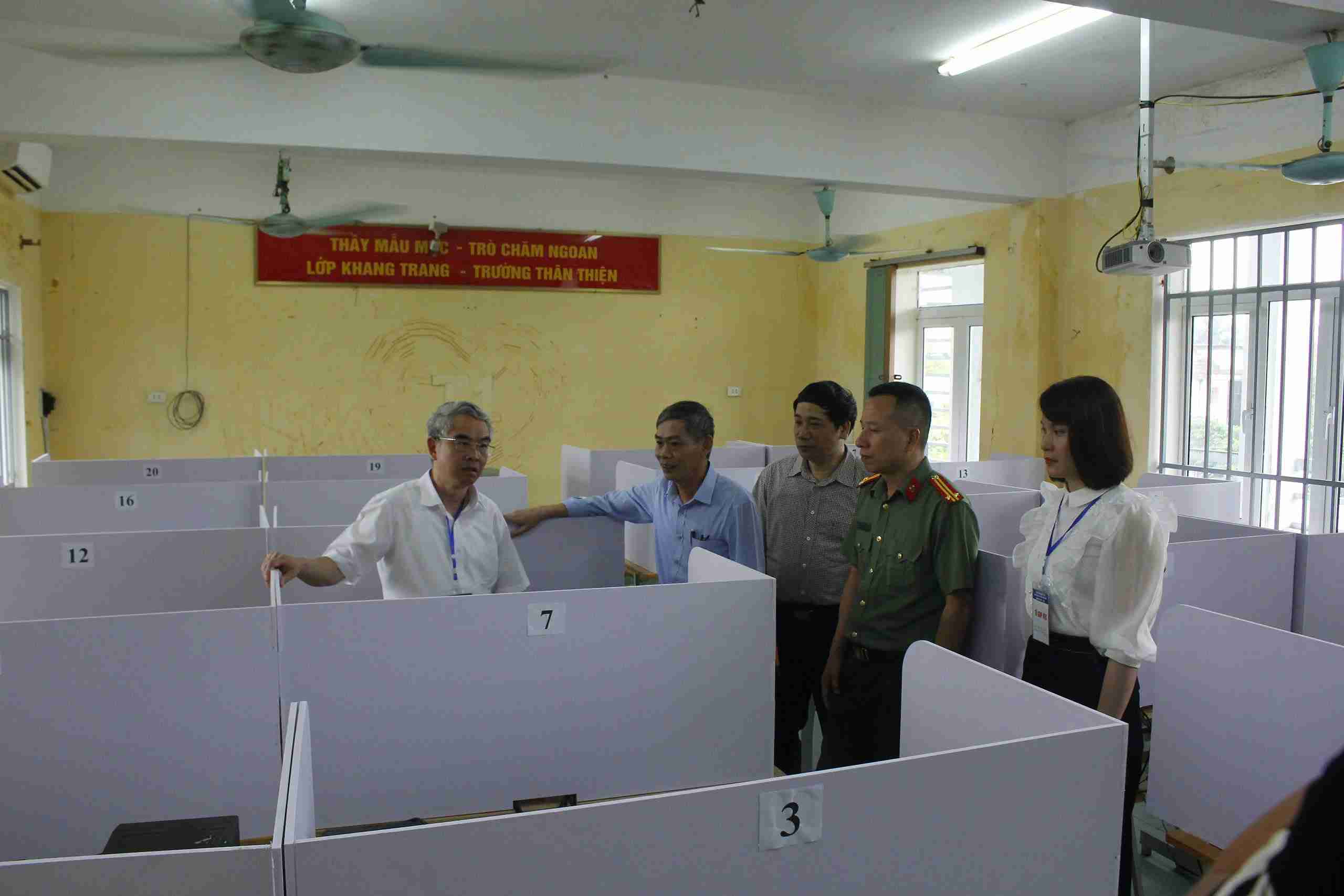 Leaders of the Department of Education and Training of Hung Yen province inspect the preparation for the 10th grade entrance exam at Hung Yen Specialized High School. Photo: Hai Minh