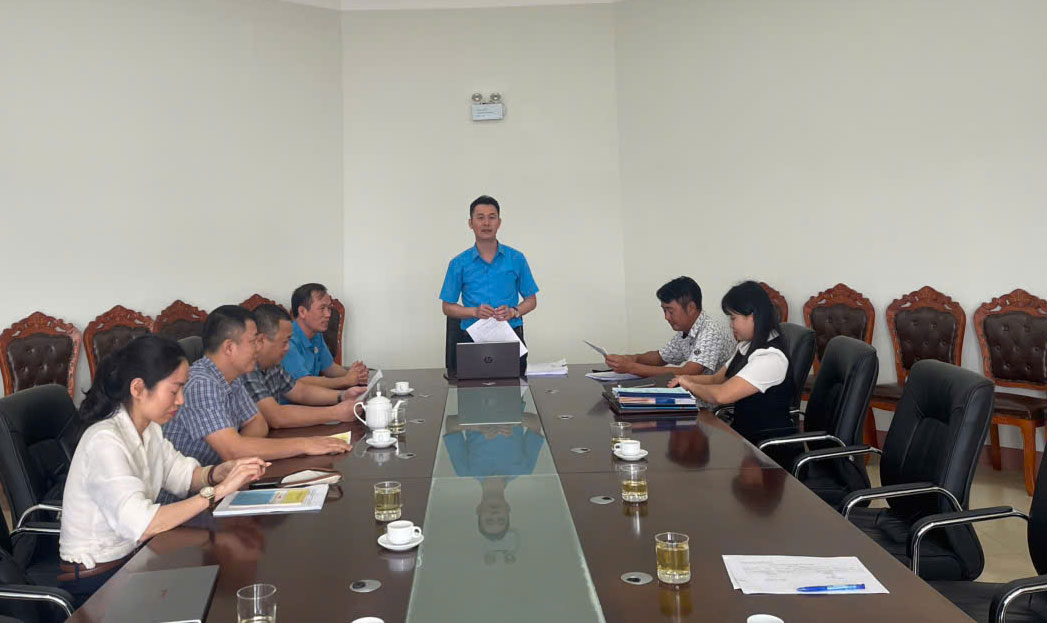 LĐLĐ tỉnh Lào Cai tuyên truyền về pháp luật lao động đến các đơn vị. Ảnh: Kim Tuyến