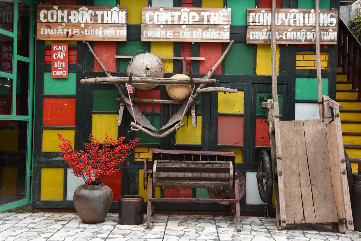 Subsidy rice shop in the modern rhythm of life, in the bustling neighborhoods of Quang Ninh.
