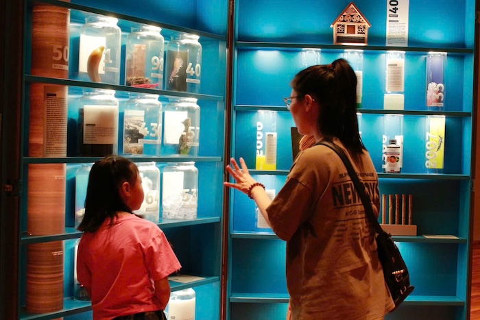 Chị Lành cùng con gái tham quan tại một số mô hình của Bảo tàng Đà Nẵng. Ảnh: Ngọc Bích