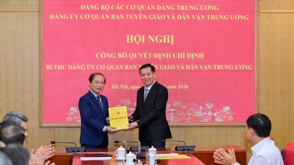 M. Nguyễn Long Hải - Secrétaire adjoint permanent du Comité du Parti des agences centrales du Parti (à droite) - remet la décision du Comité permanent du Comité du Parti des agences centrales du Parti à M. Phạm Tất Thắng. Photo: Thế Đại