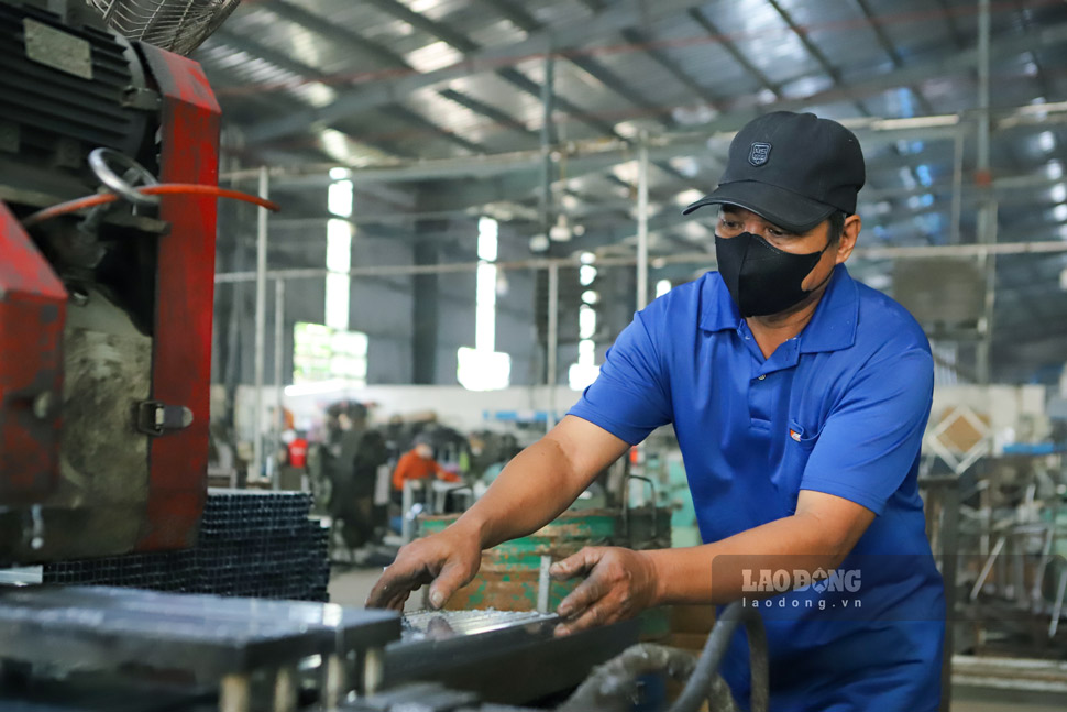 Workers are trained and improve their skills to operate production machinery at the enterprise. Photo: Hoai Phuong
