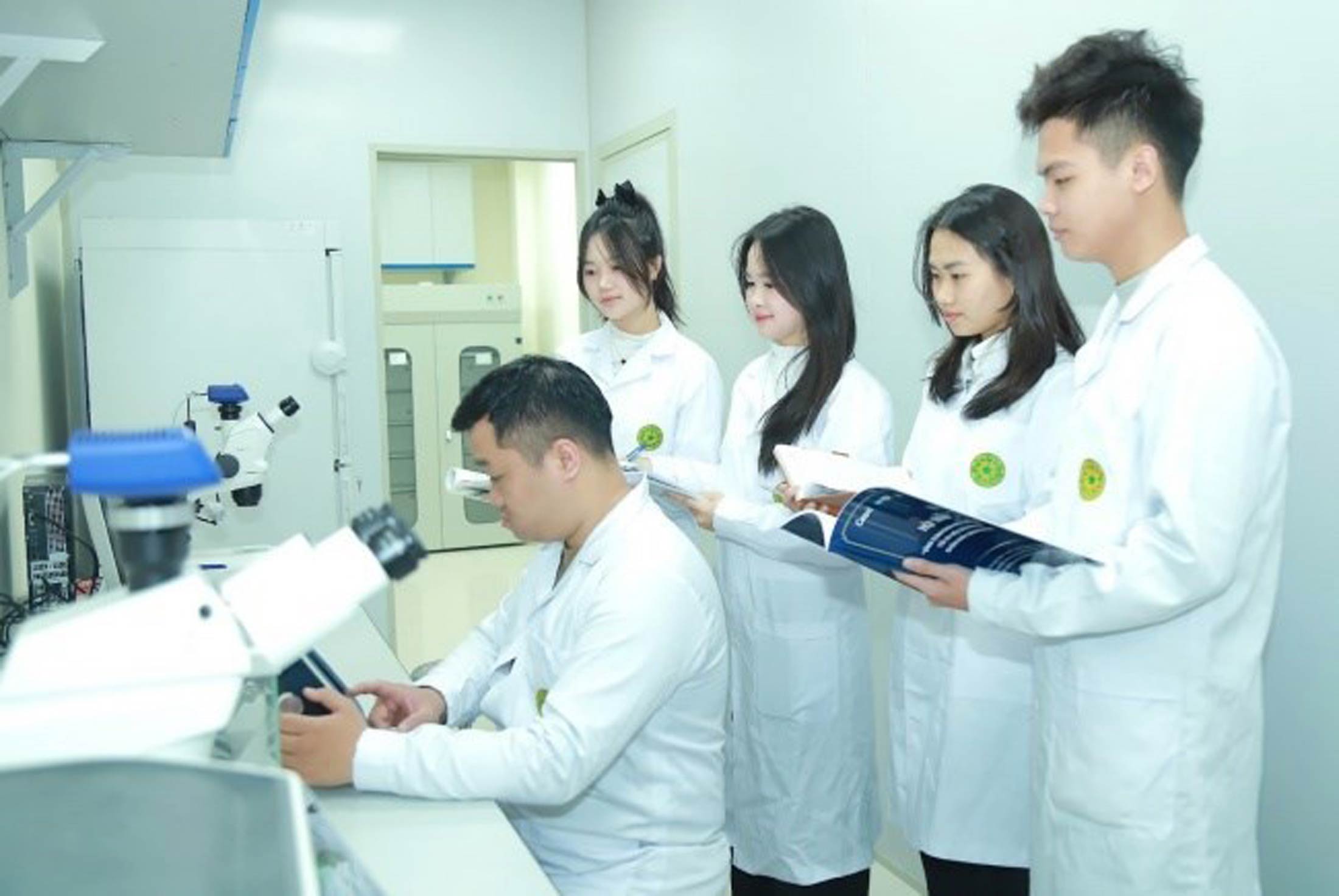 Sinh viên ngành Chăn nuôi trong phòng thí nghiệm. Ảnh: VNUA