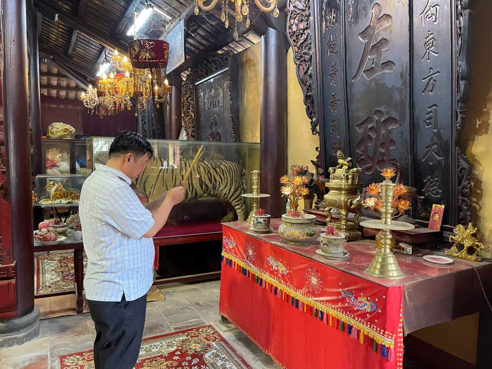 Can Tho people burn incense and pray for peace at Binh Thuy communal house, Can Tho City. Photo: Khanh Linh