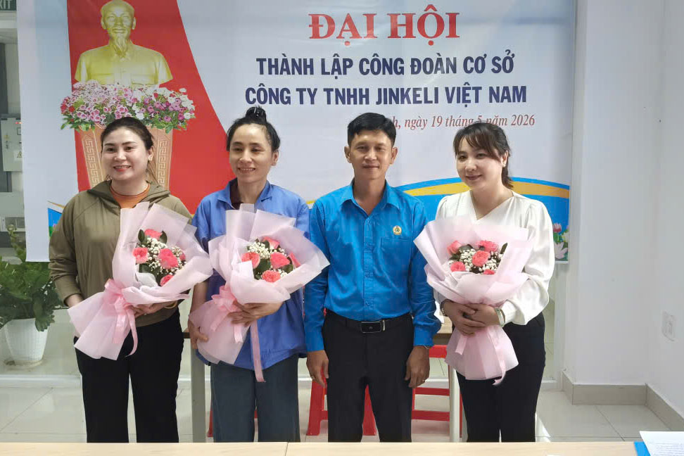 Mr. Nguyen Trong Danh - Member of the Standing Committee of the Tay Ninh Provincial Labor Federation, Deputy Head of the Provincial Industrial Park Trade Union congratulates the congress. Photo: Phuong Dung