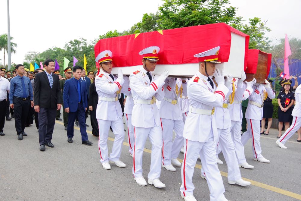 La provincia de Quang Tri recibe los restos de mártires descubiertos y reunidos en la tierra amiga de Laos. Foto: Xuan Dien