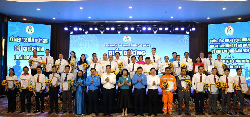 Cao Bang Trade Union honors workers of creativity and dedication. Photo: Khanh Duy