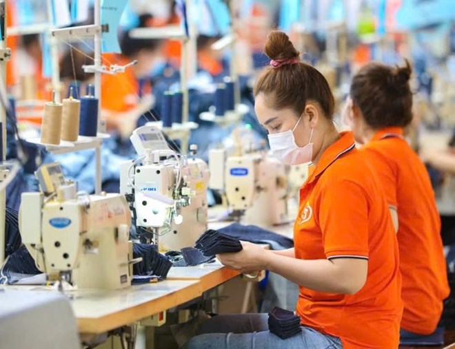 Les entreprises utilisent VNeID pour signer des contrats de travail électroniques à partir du 1er juillet 2026. Photo: Nam Duong