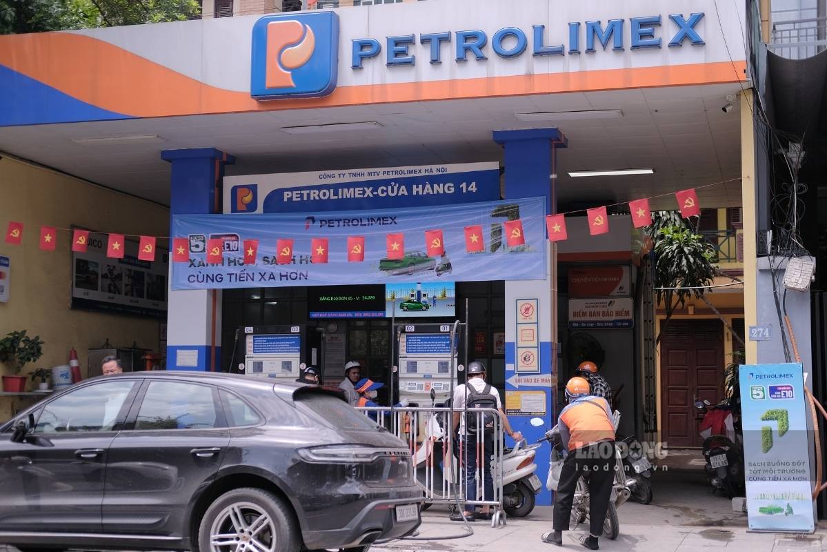 E10 gasoline covers many gas stations in Hanoi before June 1. Photo: Thanh Binh