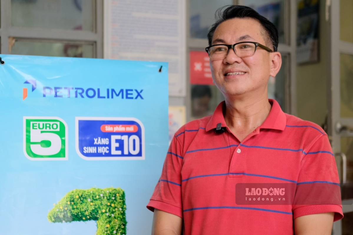 Ông Trần Ngọc Anh - Cửa hàng trưởng Cửa hàng Xăng dầu . Ảnh: Thanh Bình 